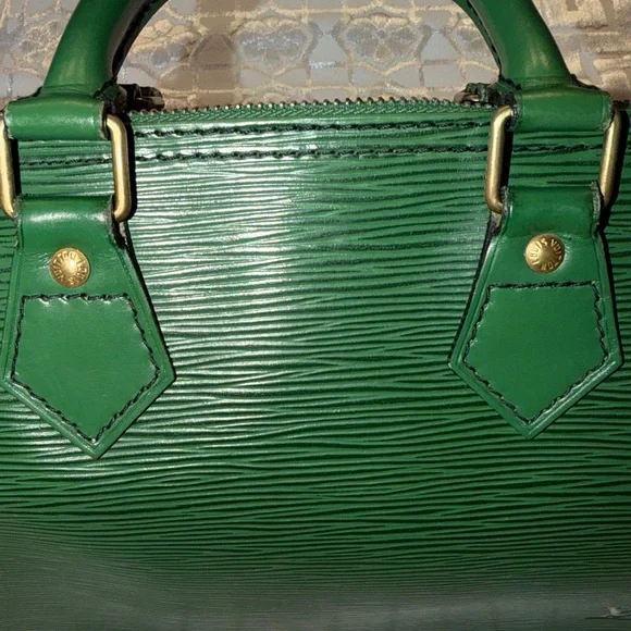 Authentic Vintage Louis Vuitton Speedy 25 in Epi Leather - Picture 6 of 16